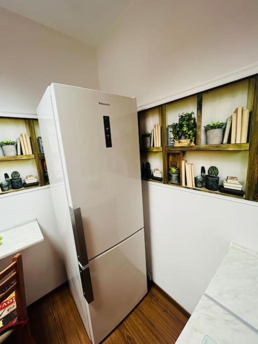 1bd Near Lions' Bridge + Desk Sofia