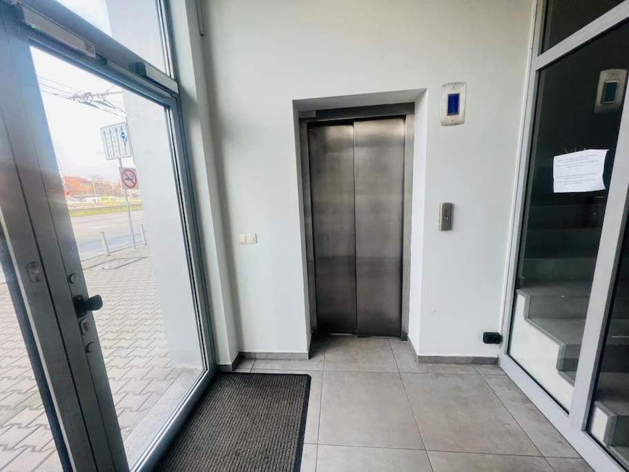1bd Near Lions' Bridge + Desk *
